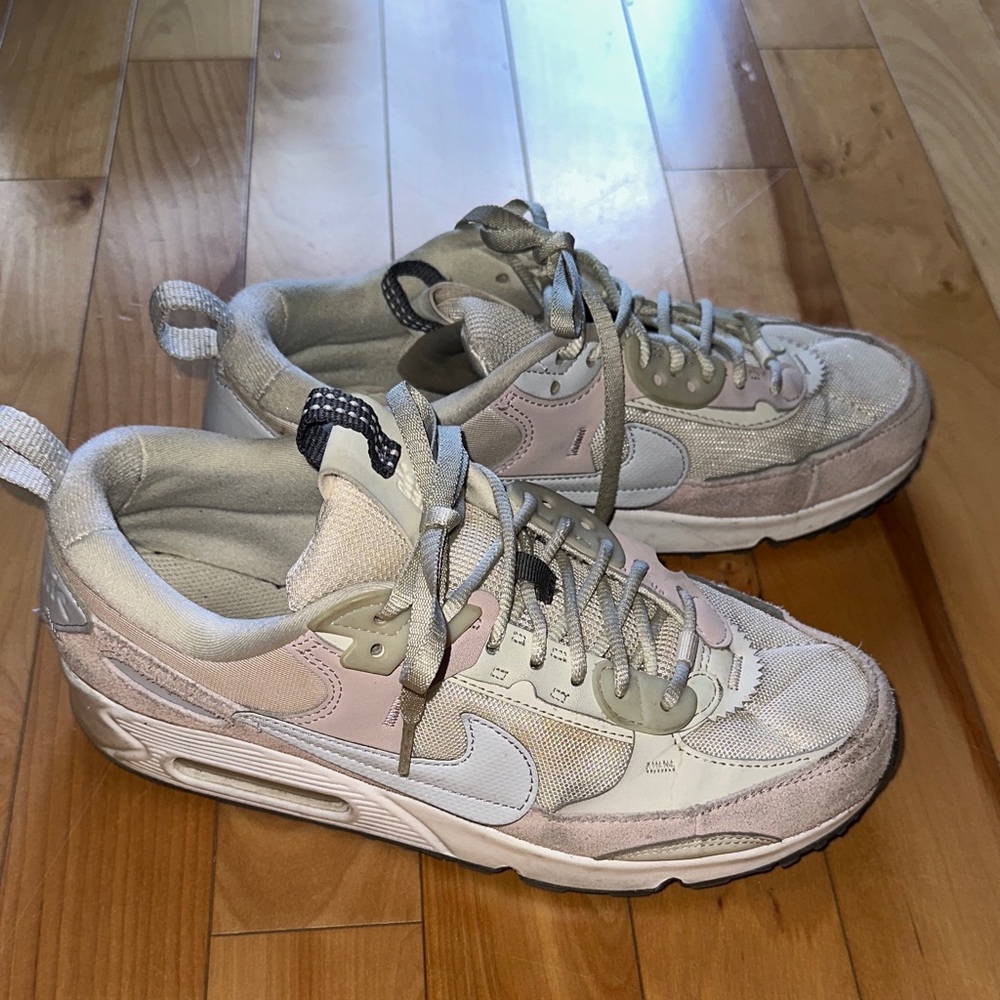 Nike Air Max Style Women’s Sneakers in white